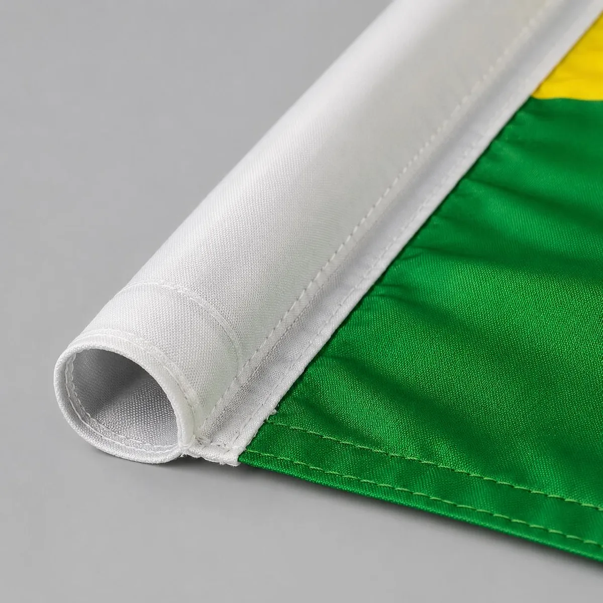 Detalhe da bainha branca da bandeira, onde passa a haste