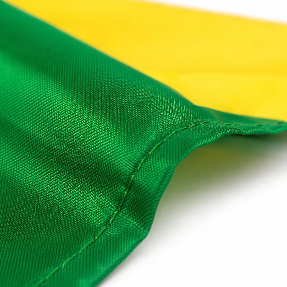 Detalhe da costura dupla na borda da bandeira
