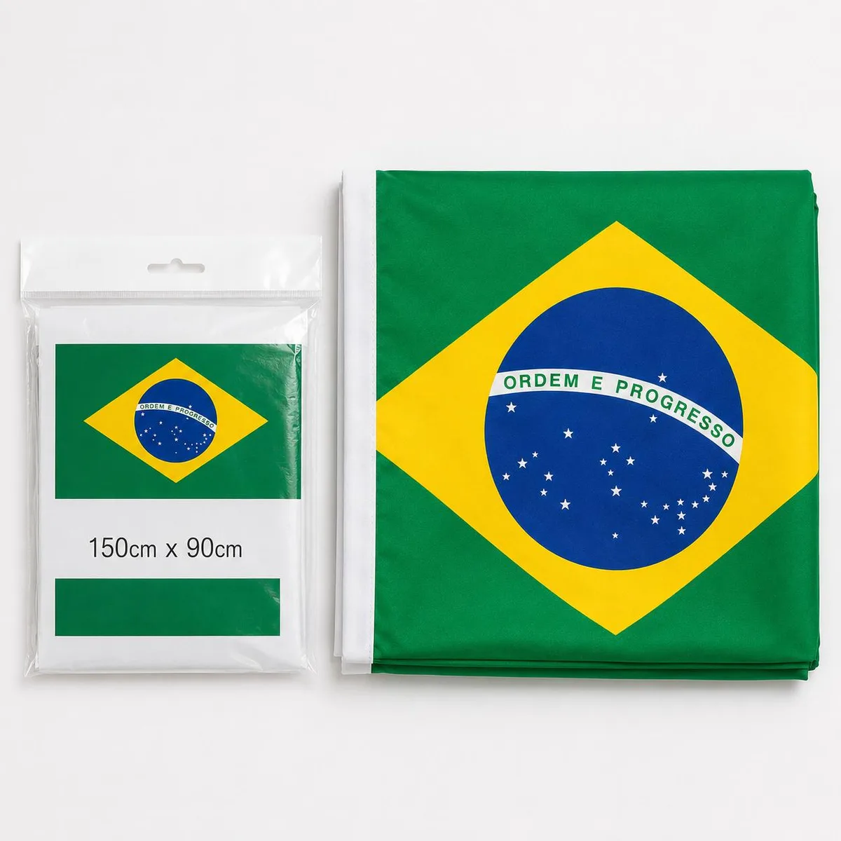 Bandeira dobrada ao lado da embalagem com a medida 150 cm x 90 cm